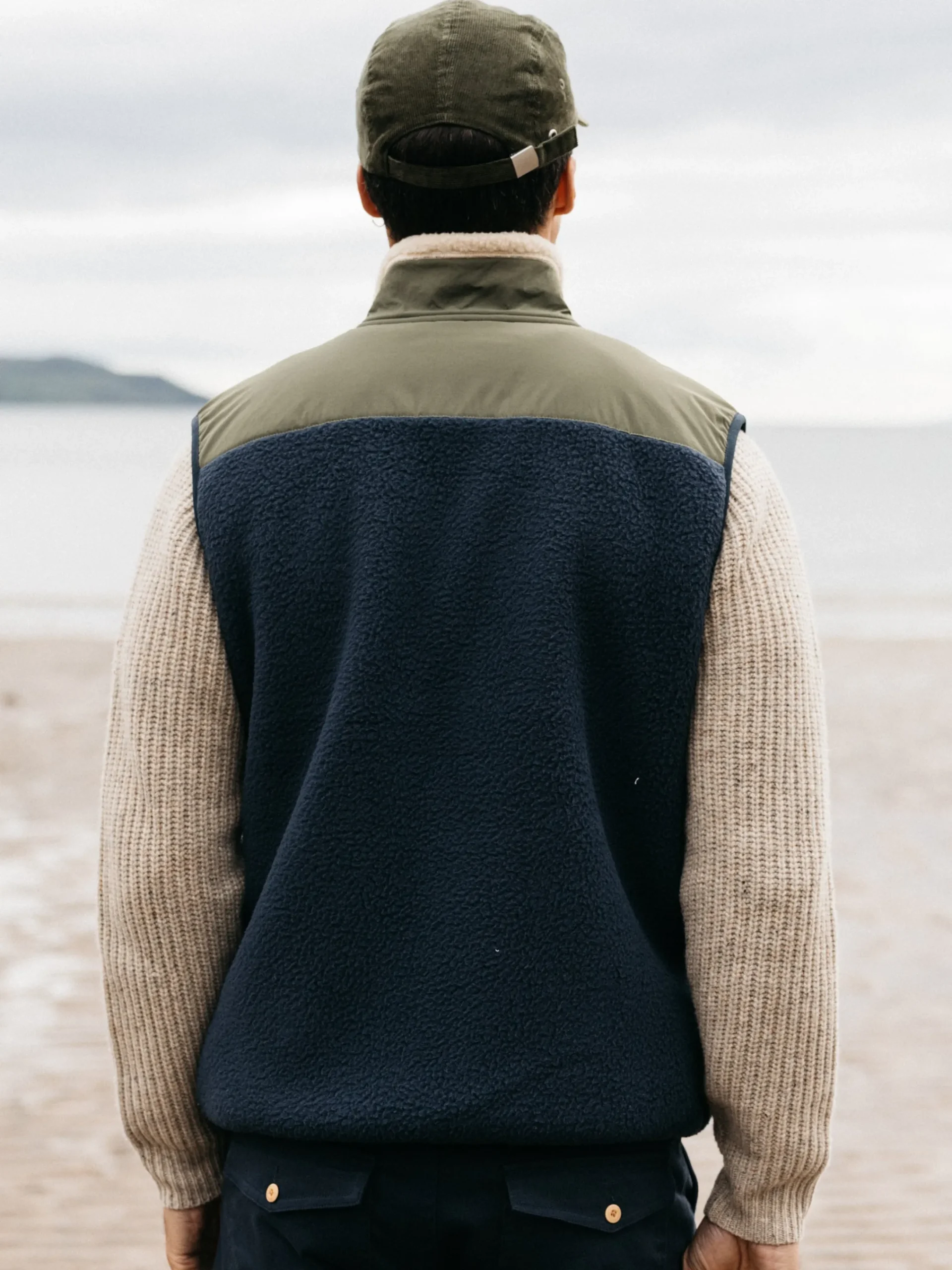 Store Finisterre Men's Bolster Fleece Vest Oatmeal/Navy
