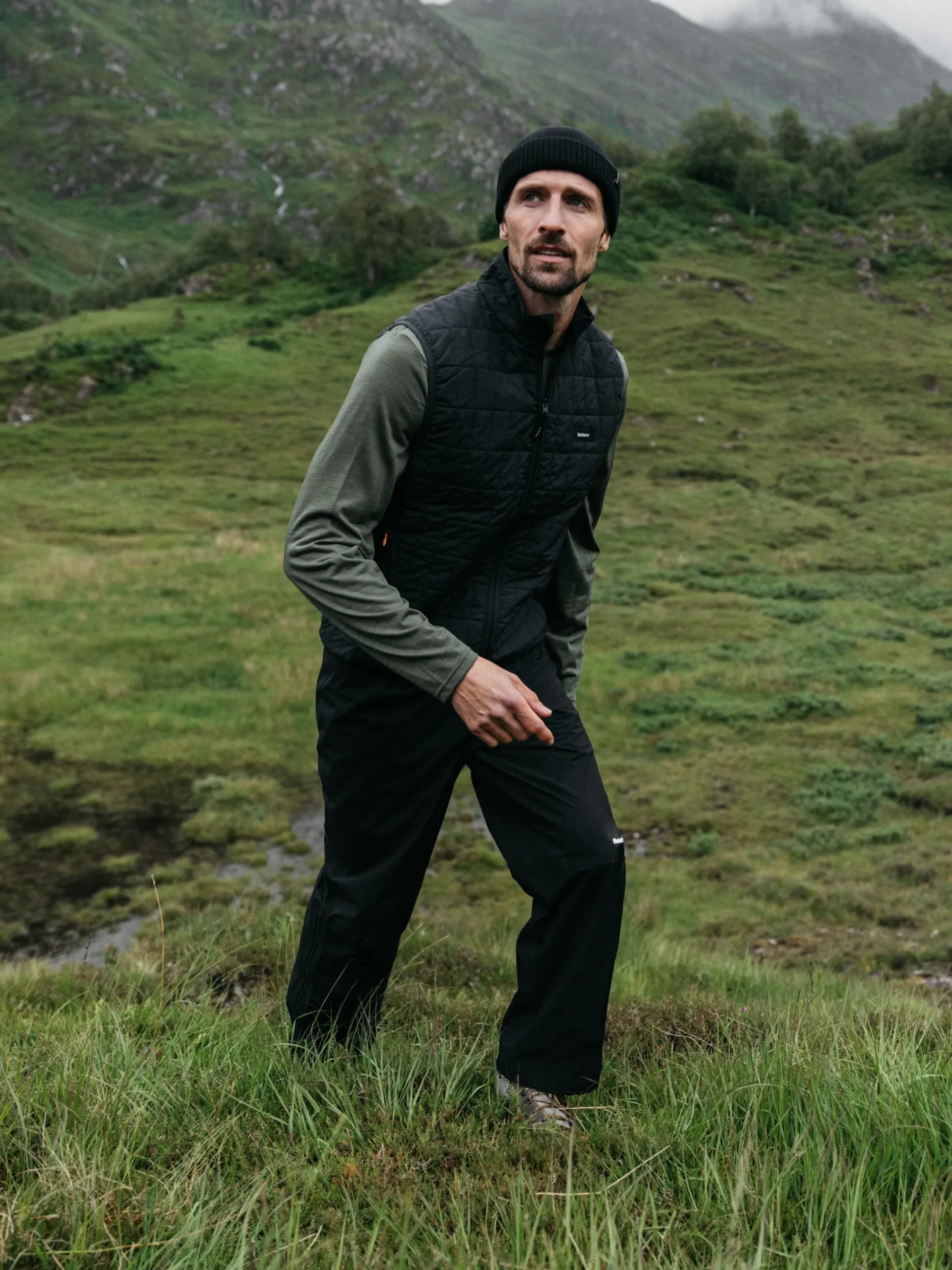 Store Finisterre Men's Firecrest Insulated Vest Black