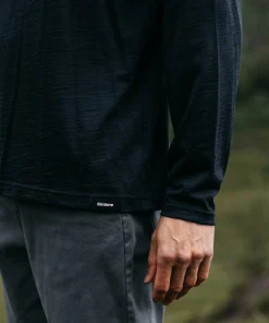 New Finisterre Men's Seeker Merino Long Sleeve T-Shirt Navy
