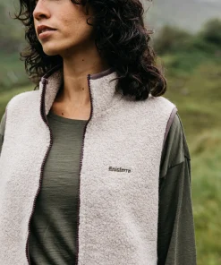 Fashion Finisterre Women's Hegen Wool Fleece Vest Oatmeal